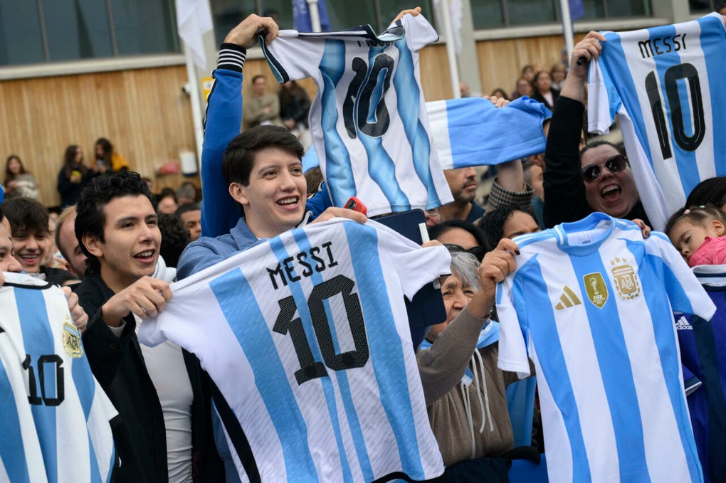 Numerosos aficionados se congregaron con la esperanza de ver de cerca al astro argentino y expresarle el enorme cariño que sienten por él.