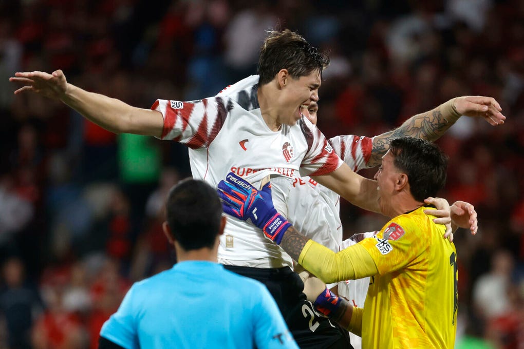 Fernando Muslera tapó el último penal y empezaron las celebraciones en Estudiantes.