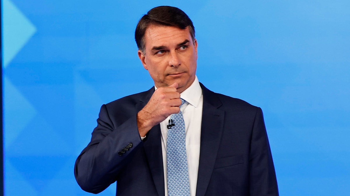 Segundo debate presidencial en Brasil: Flávio Bolsonaro llama "nueve dedos" a Lula y luego ofrece disculpas