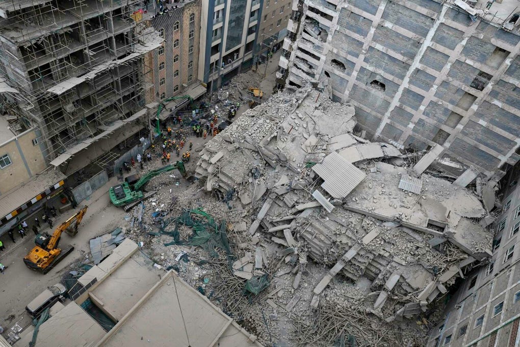 Imágenes difundidas en redes sociales muestran presuntamente el momento en el que el edificio se desploma, levantando una gran humareda de polvo, si bien EFE no pudo verificarlas de manera independiente.