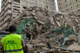 Un edificio de al menos diez plantas que estaba en construcción se derrumbó este viernes en Nairobi y se teme que pueda haber personas atrapadas entre los escombros, confirmaron las autoridades y la Cruz Roja de Kenia.
