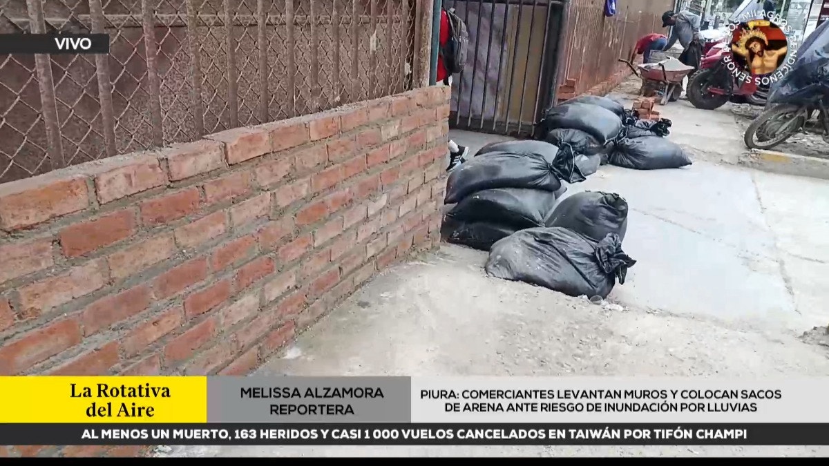 Comerciantes levantan muros y colocan sacos de arena ante riesgo de inundación por lluvias en Piura