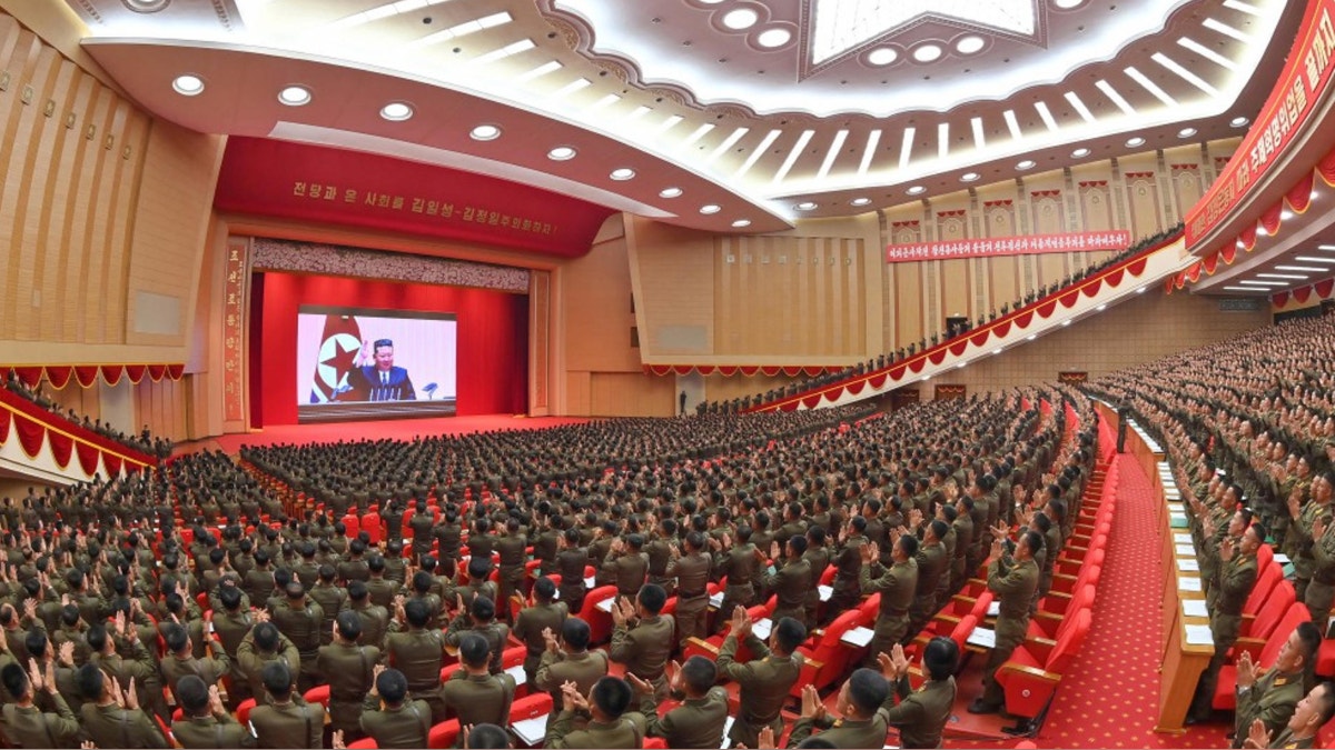 Kim Jong-un llama a fortalecer el Ejército de Corea del Norte en medio de tensiones con Seúl