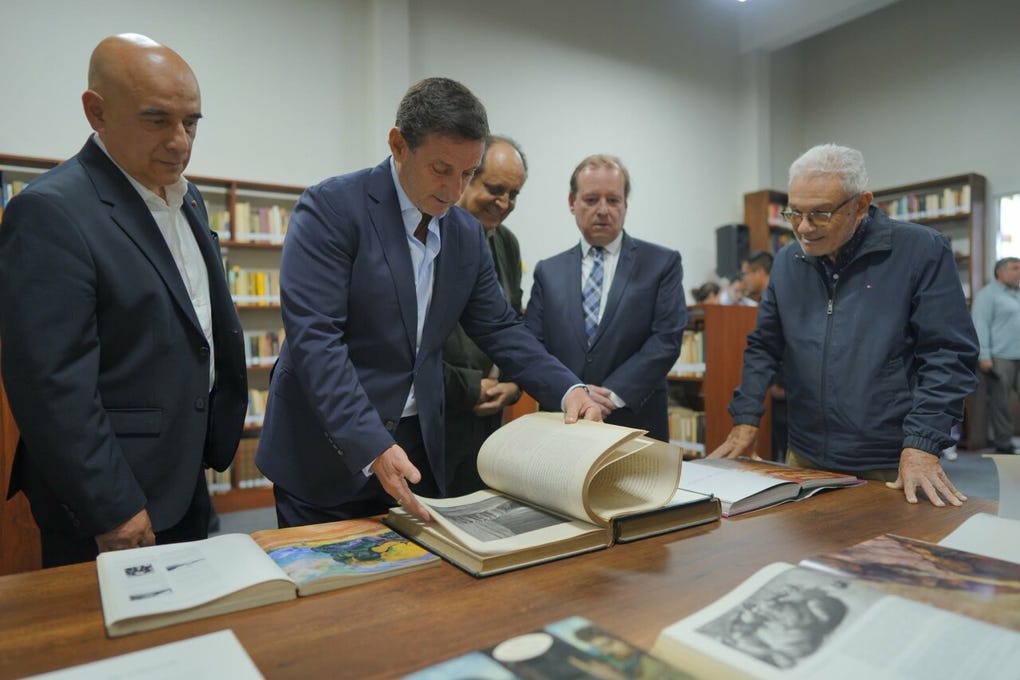 La Municipalidad de Lima inauguró una biblioteca pública que preserva el legado del pintor Fernando de Szyszlo, al reunir más de 6 mil libros de la colección personal del artista, quien falleció en octubre de 2017 y fue uno de los grandes amigos del premio Nobel de Literatura Mario Vargas Llosa.