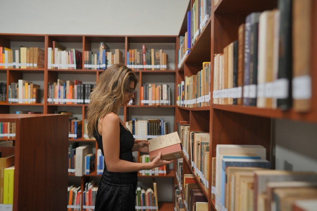La municipalidad informó en un comunicado que la biblioteca se encuentra en el Museo Metropolitano de Lima y fue inaugurada por el alcalde de la capital, Renzo Reggiardo, con obras de literatura, historia, ciencias sociales, filosofía, cine y arte donadas por la familia de De Szyszlo.