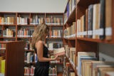 La municipalidad informó en un comunicado que la biblioteca se encuentra en el Museo Metropolitano de Lima y fue inaugurada por el alcalde de la capital, Renzo Reggiardo, con obras de literatura, historia, ciencias sociales, filosofía, cine y arte donadas por la familia de De Szyszlo.