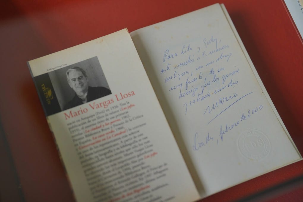 El fondo bibliográfico también incluye publicaciones sobre historia del arte, arte precolombino, pintura y escultura, además de biografías y libros dedicados al pintor por diversos autores, entre ellos el premio Nobel 2010 Mario Vargas Llosa, quien fue uno de sus grandes amigos.