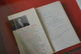 El fondo bibliográfico también incluye publicaciones sobre historia del arte, arte precolombino, pintura y escultura, además de biografías y libros dedicados al pintor por diversos autores, entre ellos el premio Nobel 2010 Mario Vargas Llosa, quien fue uno de sus grandes amigos.