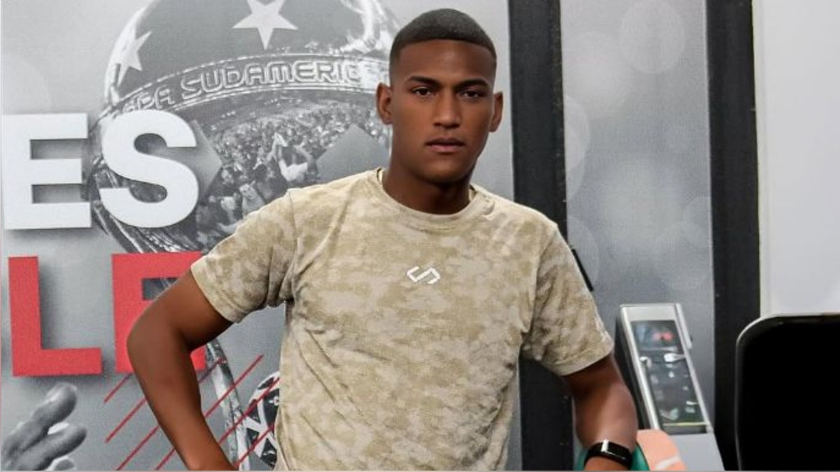 ¿Nuevo refuerzo de la 'U'? Carlos Gruezo, en el Monumental junto a su representante