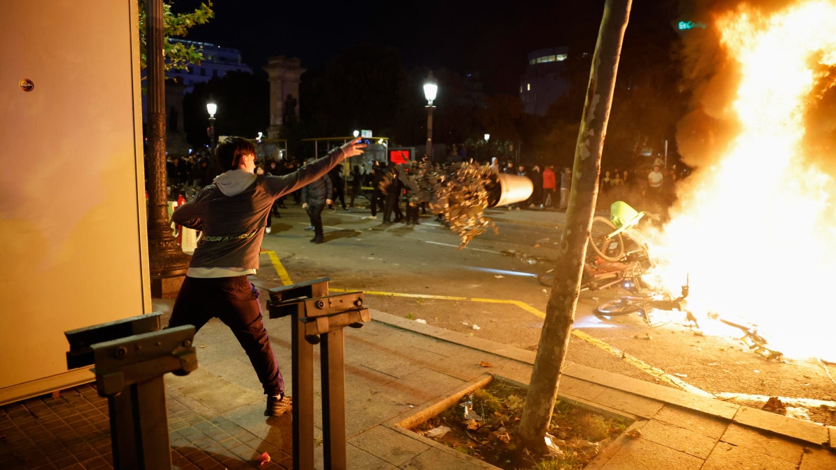 Una protesta de jóvenes en Barcelona deriva en destrozos y enfrentamientos con la Policía