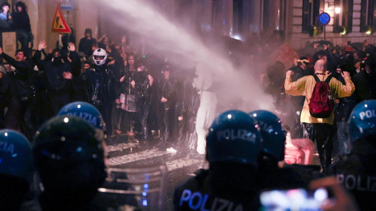 Italia: policías y manifestantes se enfrentan durante manifestaciones en Roma contra el alza en el costo de vida