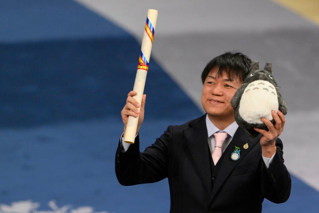 Kenichi Yoda levantó el diploma con Totoro tras recibir el galardón de manos de la princesa Leonor de Borbón, heredera al trono español.