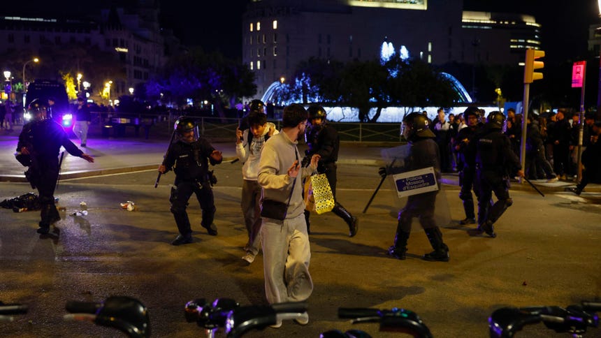 Los estudiantes se han concentrado en la plaza Catalunya de Barcelona en una protesta convocada por redes sociales.