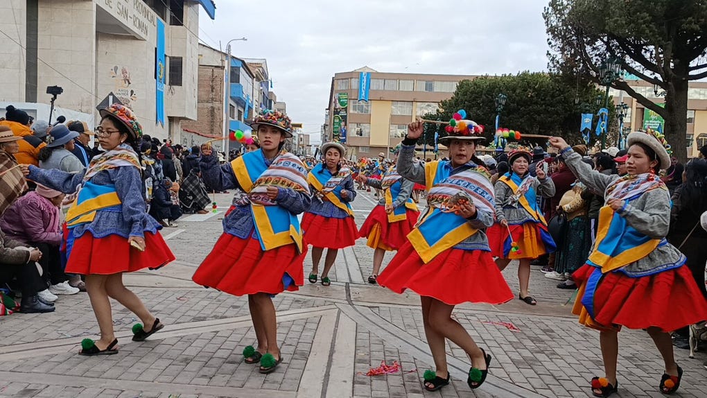 La maestra participó en la tradicional Tocoreada por los 100 años de la provincia de San Román, en la ciudad de Juliaca.