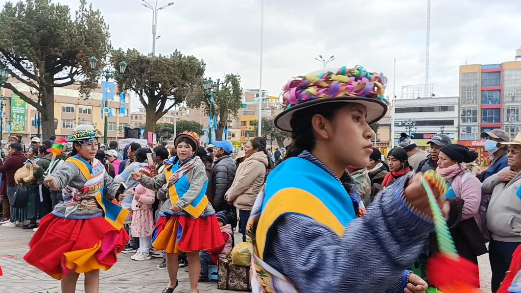 Una docente saludó a los habitantes de Juliaca por el centenario de San Román y destacó el esfuerzo de su gente trabajadora, emprendedora e innovadora.