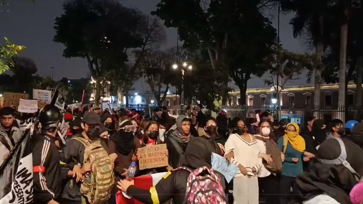 Jóvenes y colectivos sociales marchan en el centro de Lima contra la extorsión y la crisis ambiental