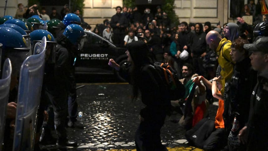 Manifestantes y policías se enfrentaron en las calles de Roma.