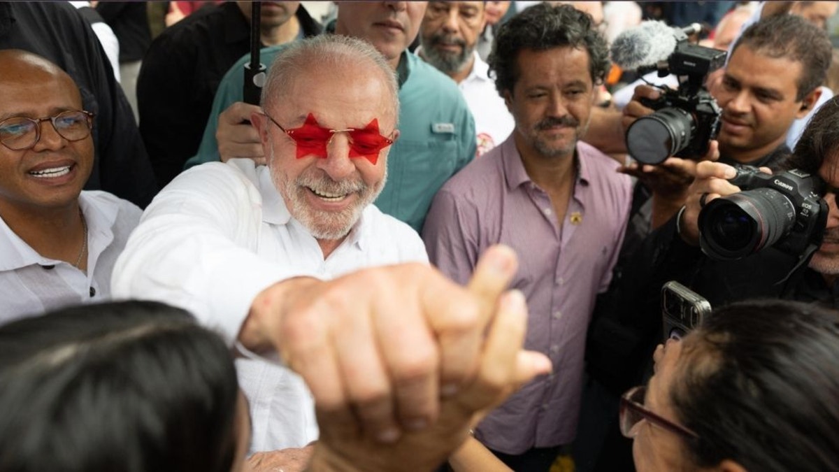 Lula da Silva tilda de mentiroso a Flávio Bolsonaro antes de acudir a votar: "Es incapaz de decir la verdad"
