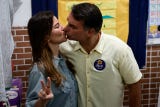 El hijo de <strong>Jair Bolsonaro</strong> llegó acompañado de su esposa <strong>Fernanda </strong>al colegio. Ambos posaron para las cámaras luego que el candidato de la oposición emitiera su voto.