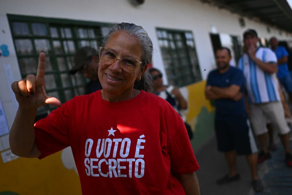 Posteriormente, se da paso al escrutinio, que se completará en pocas horas gracias al sistema de votación electrónico implantado en Brasil hace tres décadas.