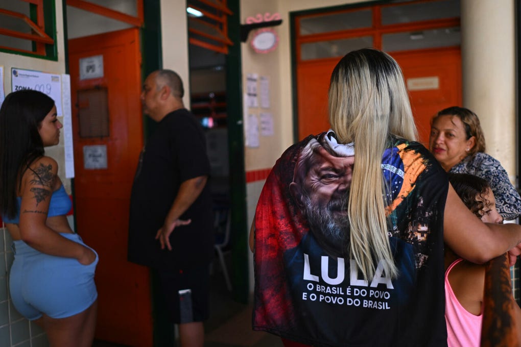 En la primera vuelta, celebrada el pasado 4 de octubre, Bolsonaro fue el candidato más votado con el 47 % de los sufragios, frente al 45 % que recibió Lula.