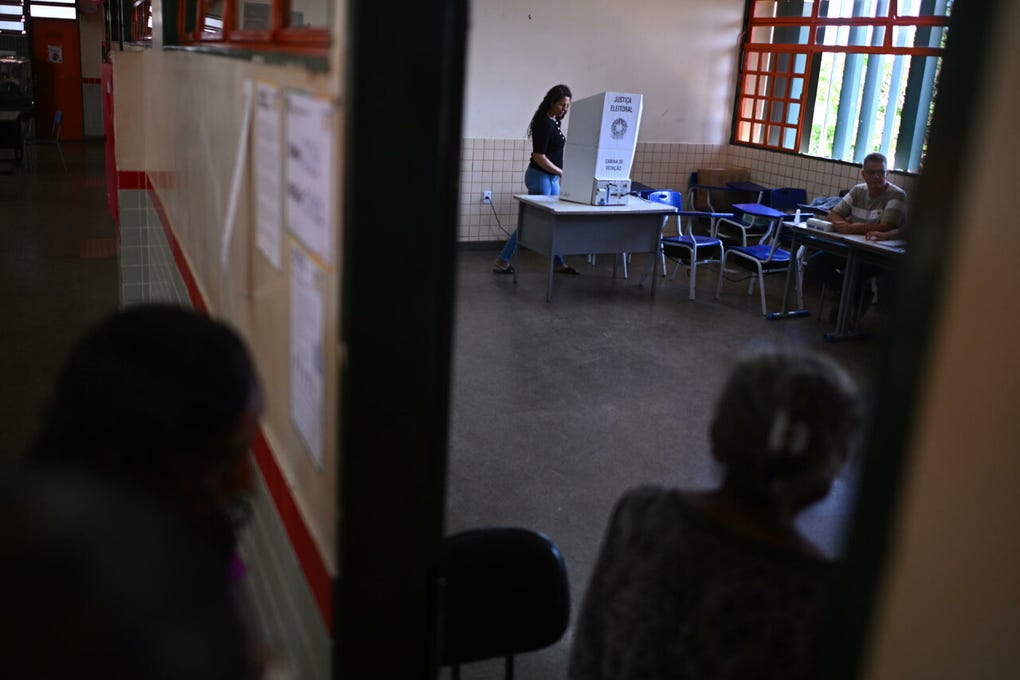 Las encuestas dan una ligera ventaja de dos puntos para el primogénito del expresidente Jair Bolsonaro (51 %), frente a Lula (49 %).