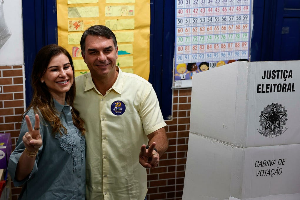 El candidato opositor <strong>Flávio Bolsonaro</strong> llegó a emitir su voto este domingo en una escuela de Río de Janeiro.
