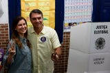 El candidato opositor <strong>Flávio Bolsonaro</strong> llegó a emitir su voto este domingo en una escuela de Río de Janeiro.