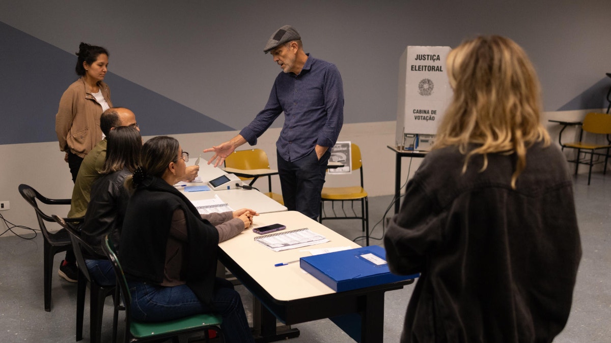 Cierran los últimos colegios electorales en Brasil y se reanuda el conteo de votos