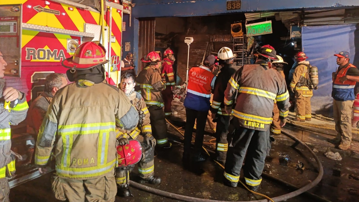 Incendio en Mesa Redonda: bomberos confinaron el fuego en una galeria del jirón Puno