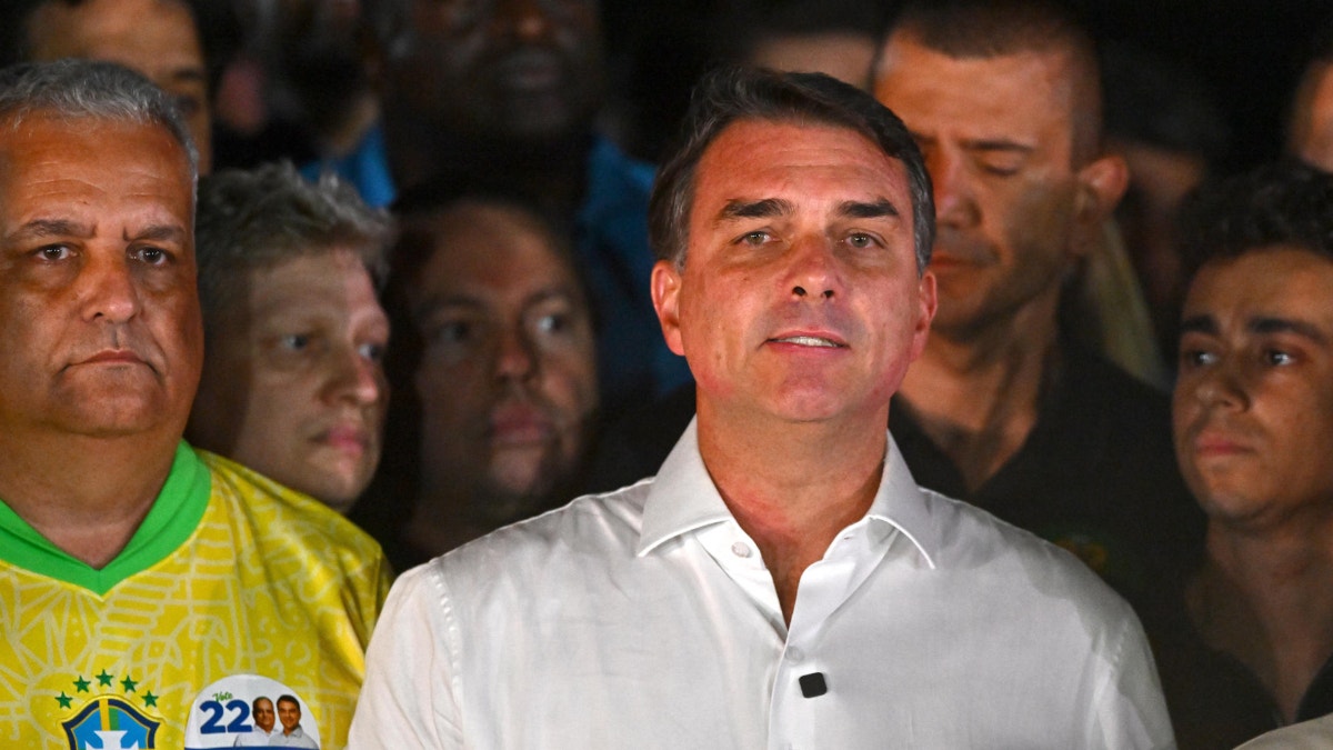 Tres diputados piden confiscar el pasaporte de Flávio Bolsonaro por temor a una fuga