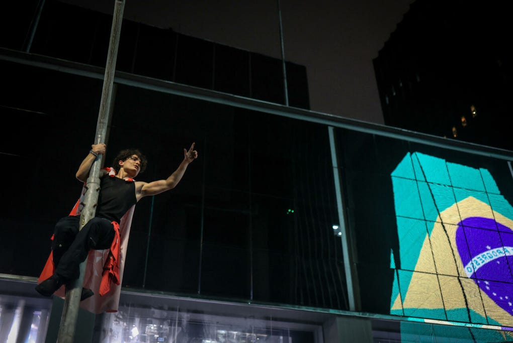 Muchos de los manifestantes congregados en la Avenida Paulista de Sao Paulo corearon a ritmo una única palabra, que para ellos define el triunfo de Lula: “Democracia, democracia”.