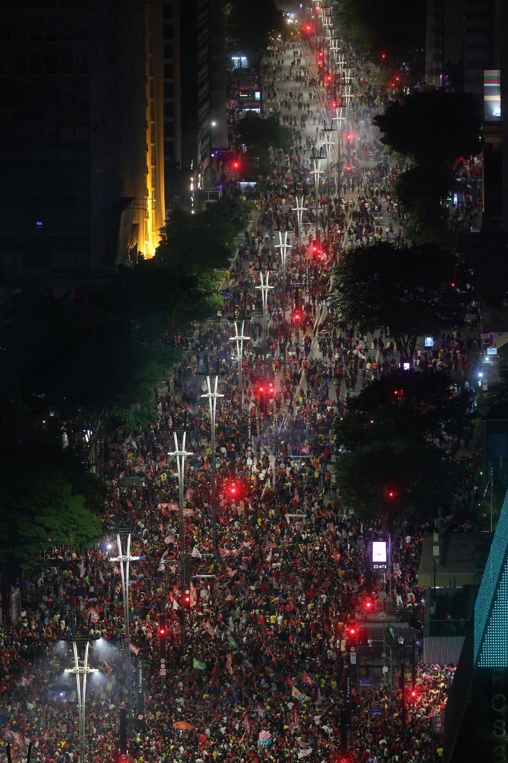 El histórico líder del Partido de los Trabajadores (PT) obtuvo un 51,79 % de los votos, frente al 48,21 % del candidato de la extrema derecha, lo que supone una diferencia de más de cuatro millones de votos: 64,2 millones de votos contra 59,8 millones de Flávio.