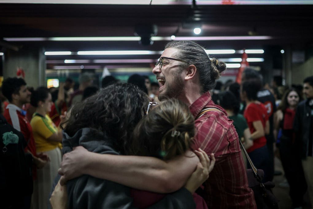 Las lágrimas se mezclan con los abrazos y los besos en las calles de las grandes ciudades de Brasil, donde miles de brasileños celebraron este domingo la histórica victoria de Luiz Inácio Lula da Silva, con una remontada inédita en unas elecciones presidenciales del país.