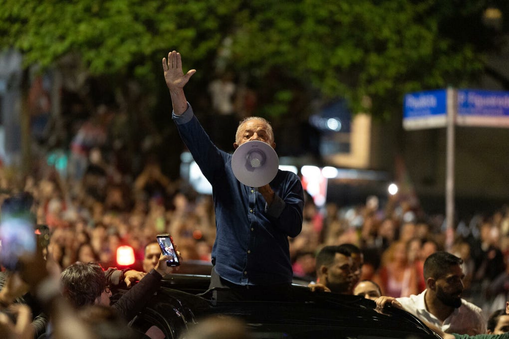 La emoción también se mezcla con el alivio entre quienes temían que Brasil, con Flávio Bolsonaro, prolongara otros cuatro años el rumbo de su padre Jair Bolsonaro, presidente entre 2019 y 2022.