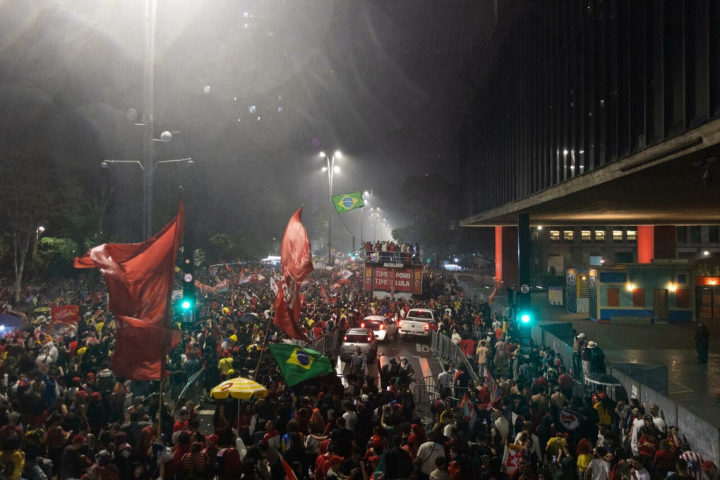 La dimensión de la fiesta en São Paulo fue muy superior a la que celebró la victoria de Lula contra Jair Bolsonaro hace cuatro años y se asemejó al mitin multitudinario con el que se cerró la campaña de la izquierda este sábado.