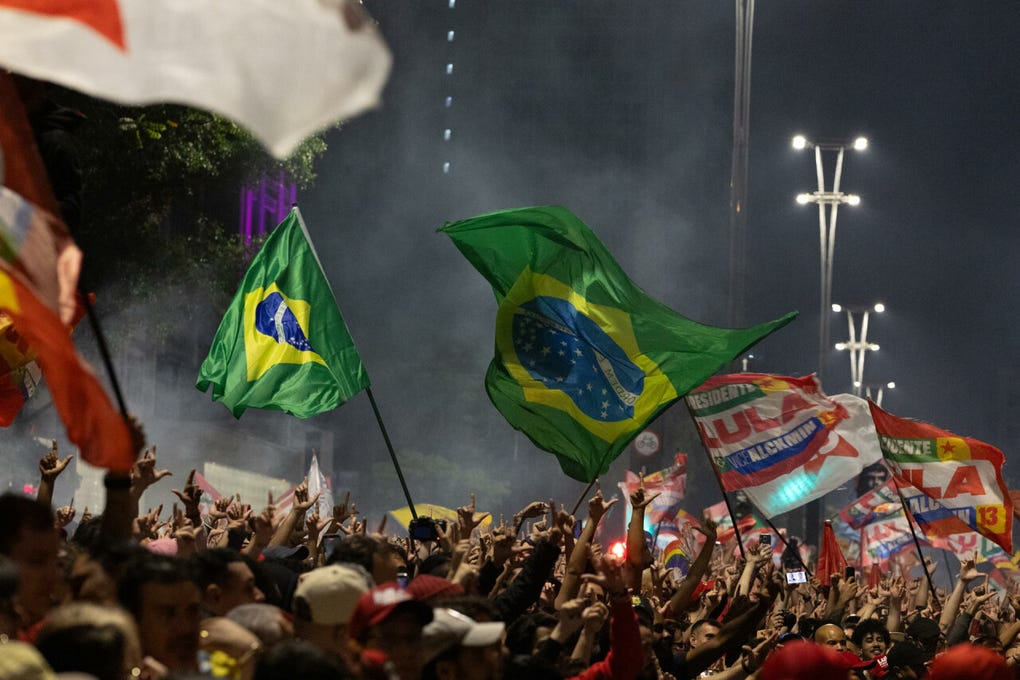Los gritos de alegría y las banderas al viento, que se repitieron en ciudades como Sao Paulo, Rio de Janeiro, Brasilia o Salvador, reflejan la emoción de una noche electoral que muchos vivieron con incertidumbre.