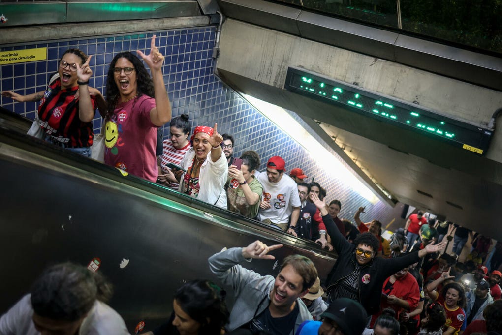 La emoción también se mezcla con el alivio entre quienes temían que Brasil, con Flávio Bolsonaro, prolongara otros cuatro años el rumbo de su padre Jair Bolsonaro, presidente entre 2019 y 2022.