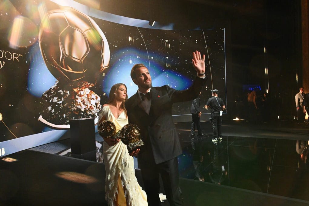 El delantero inglés se impuso en las votaciones a Kylian Mbappé y Lamine Yamal y fue ovacionado en el London Palladium por una multitud que ansiaba su triunfo.