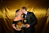 Katie Goodland besa a su esposo Harry Kane.