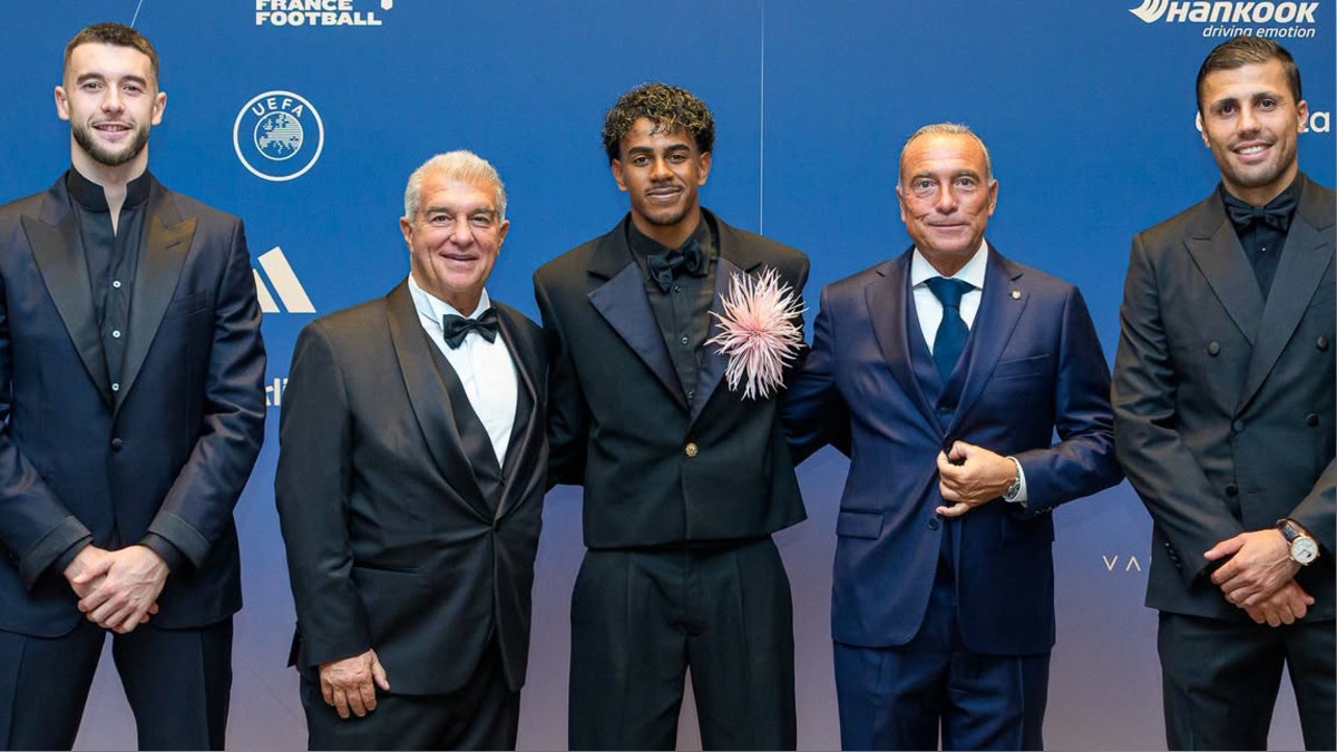 Con atrevido look: Lamine Yamal llama la atención en la gala del Balón de Oro [VIDEO]