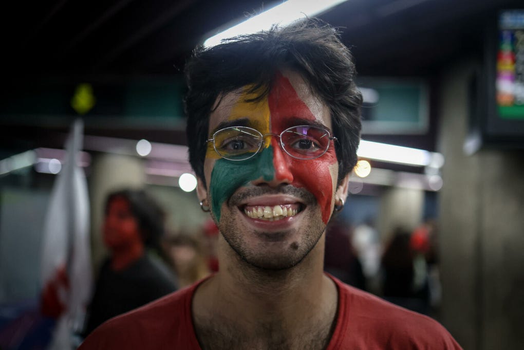 Un simpatizante del presidente de Brasil, Luiz Inácio Lula da Silva, celebra en Sao Paulo.