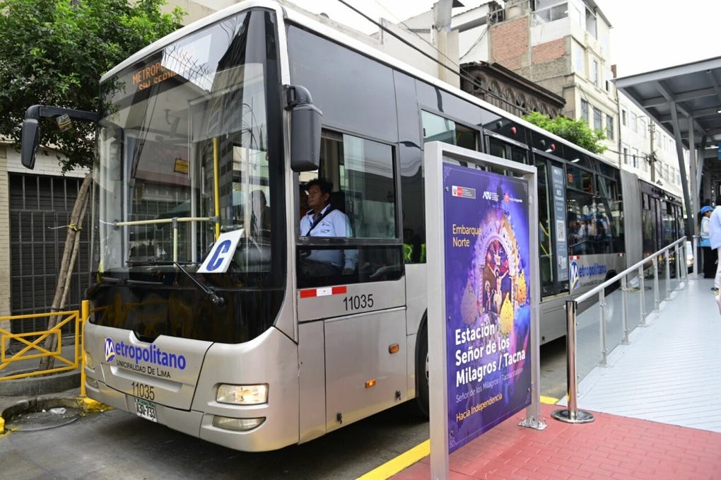 La Autoridad de Transporte Urbano (ATU) anunció que la Estación Tacna del Metropolitano ha sido renombrada como ‘Estación Señor de los Milagros/Tacna’, en honor al Cristo Moreno.