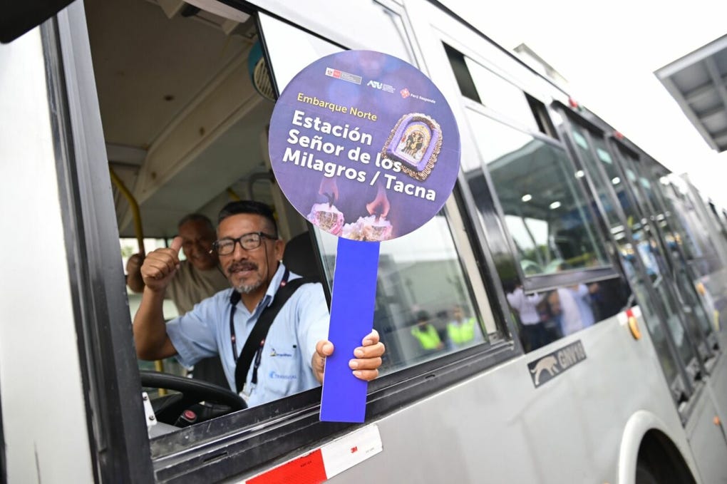 Durante la cuarta y quinta procesión del Señor de los Milagros, los servicios del Metropolitano podrían modificar sus recorridos y operar únicamente por la avenida Alfonso Ugarte o entre las avenidas Tacna y Emancipación.