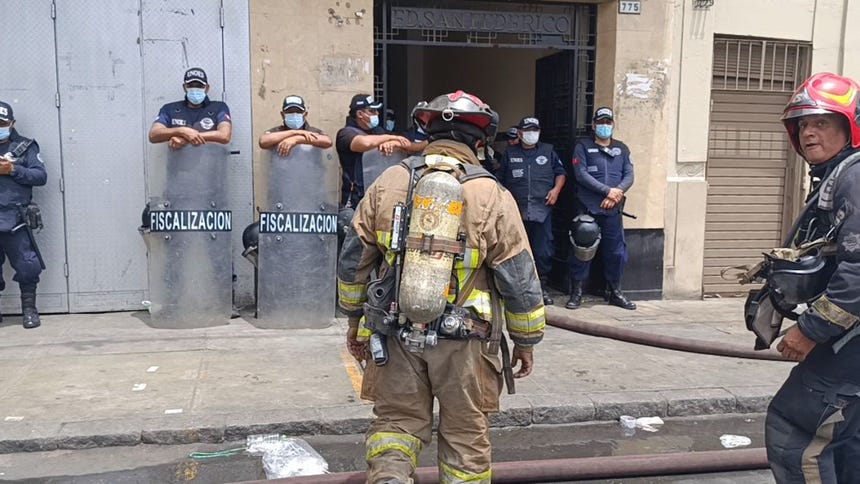 Hasta diez unidades del Cuerpo de Bomberos acudieron a atender la emergencia.