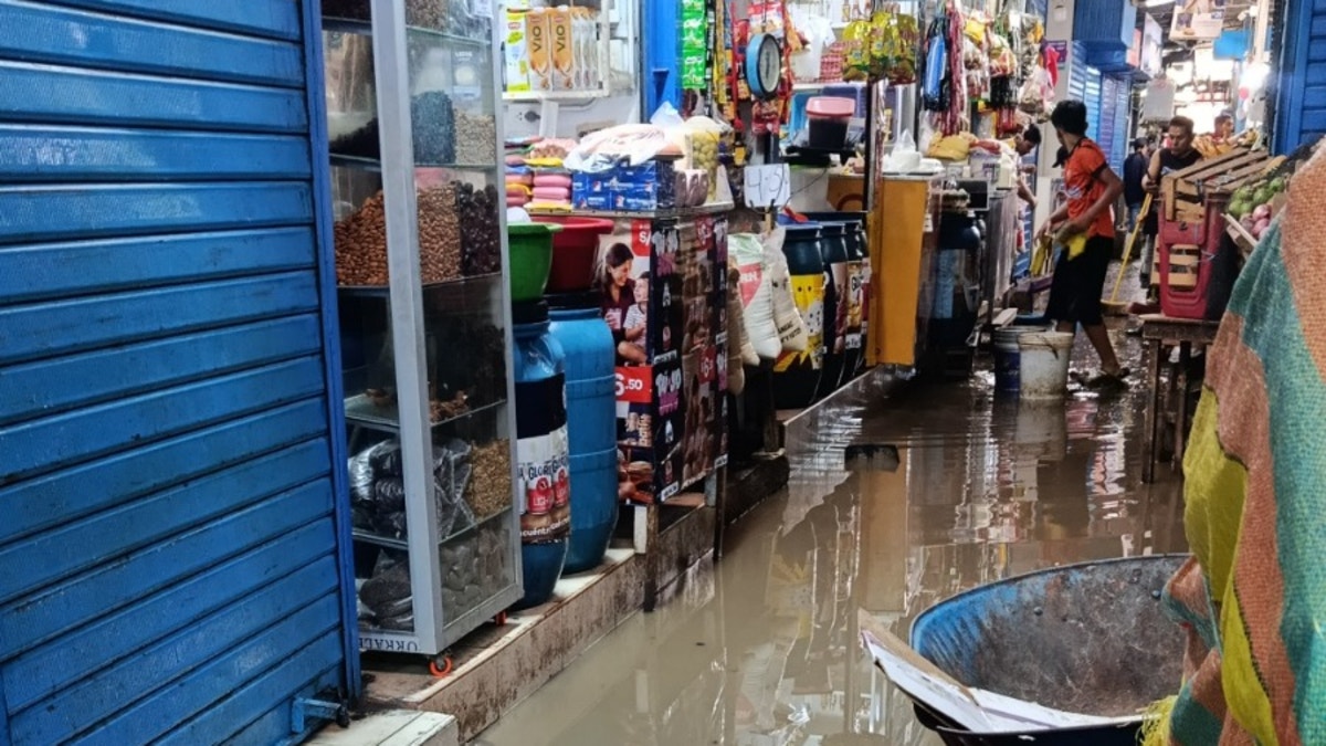 Chiclayo: ligera lluvia en Callanca genera aniego en el Mercado Modelo y afecta a comerciantes [VIDEO]