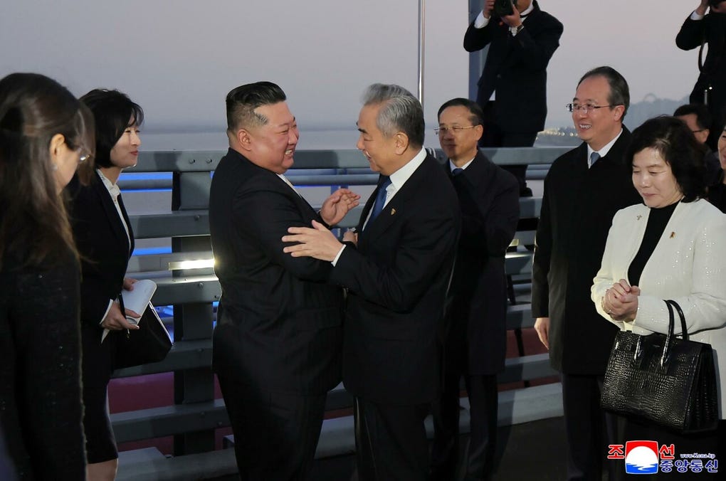 El líder de Corea del Norte, Kim Jong-un, regresó de la ciudad fronteriza china de Dandong la pasada noche, tras reunirse con uno de los principales dirigentes del Partido Comunista chino, Wang Huning, afirmó la agencia norcoreana KCNA.