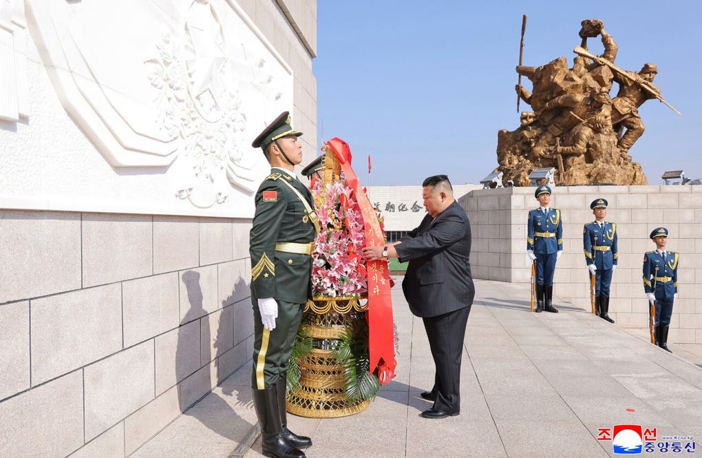 El mandatario del hermético país tomó parte en un acto de homenaje a los soldados chinos fallecidos en la guerra de Corea (1950-1953), en el que también estuvo presente el ministro chino de Exteriores, Wang Yi.