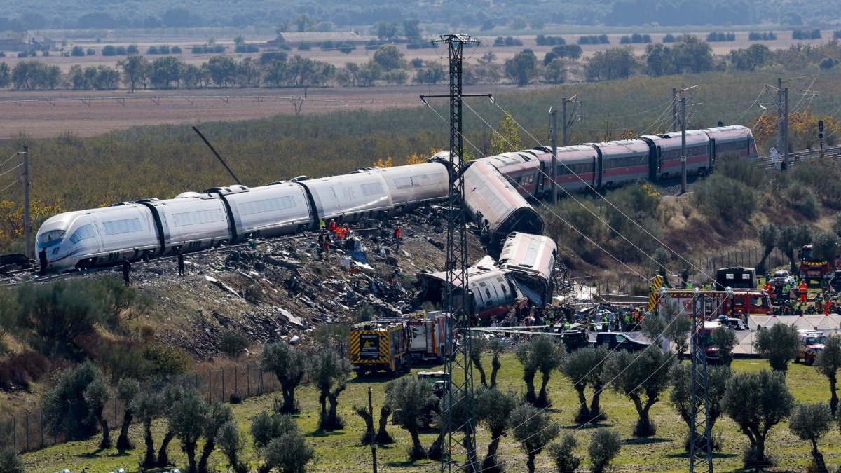 La caída del sistema, una orden errónea y la omisión de protocolos: lo que se sabe del choque de trenes en España que deja al menos 68 muertos