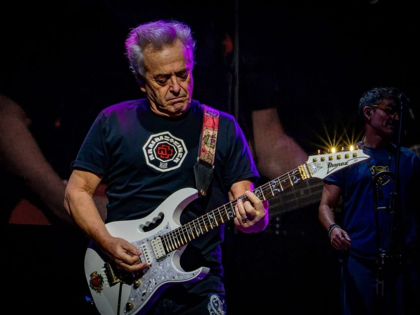 Hombres G regresa a Lima tras ofrecer un concierto en Colombia, antes de volver a España como parte de su gira.